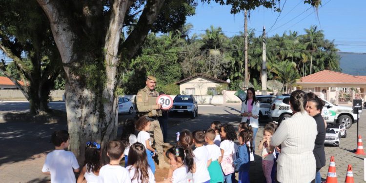 Secretaria de Educação e Polícia Militar de Canelinha realizam ação educativa pelo Maio Amarelo