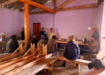 Reunião trata sobre rede de energia trifásica na localidade de Ribeirão Veado, interior de Nova Trento