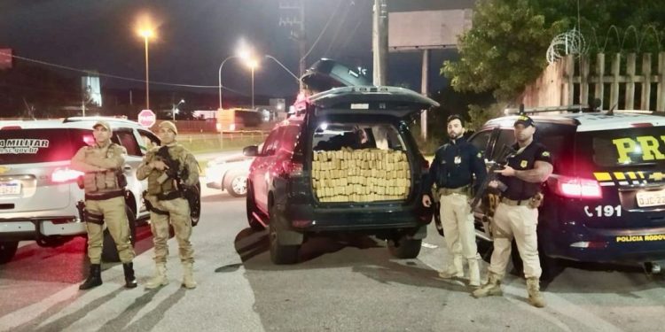 Ação conjunta PRF e PM apreende uma tonelada de maconha em Balneário Camboriú