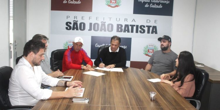 Prefeitura de São João Batista assina ordem de serviço para etapa final do novo Manecão