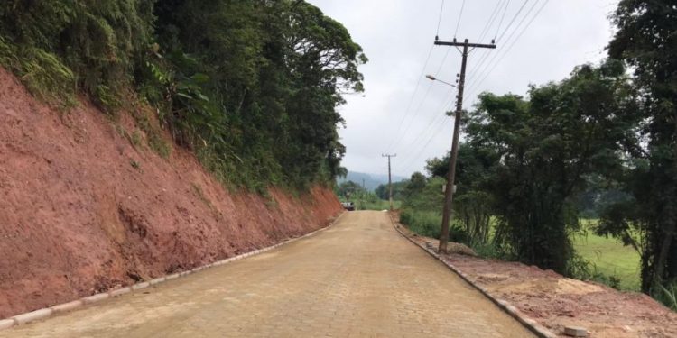 Prefeitura de Nova Trento conclui pavimentação na rua Felipe Schmidt, bairro Ponta Fina Sul