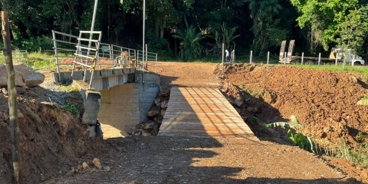 Secretaria de Obras constrói ponte provisória na Ponta Fina Sul e trânsito é liberado