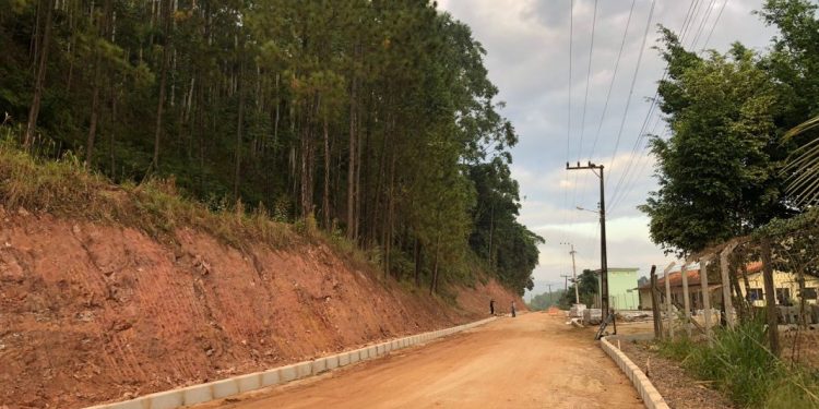Trecho da rua Felipe Schmidt, na Ponta Fina Sul, segue interditado para pavimentação