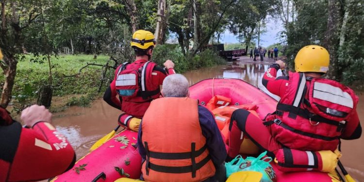 Bombeiro Militar de Santa Catarina envia equipes para apoio no RS