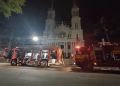 Bombeiros combatem incêndio na Catedral São João Batista em Rio do Sul