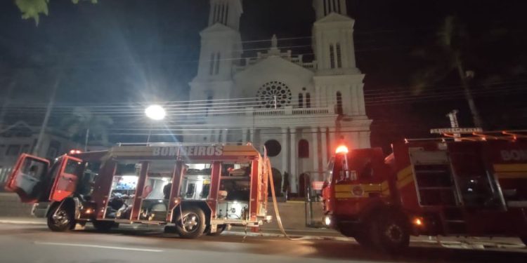 Bombeiros combatem incêndio na Catedral São João Batista em Rio do Sul