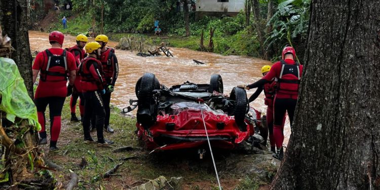 Equipes do CBMSC localizam veículo e vítima que foram arrastados em Ipira