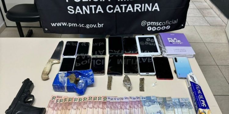 Operação de combate ao trafico no Timbezinho Policia Militar prede casal e encontra drogas