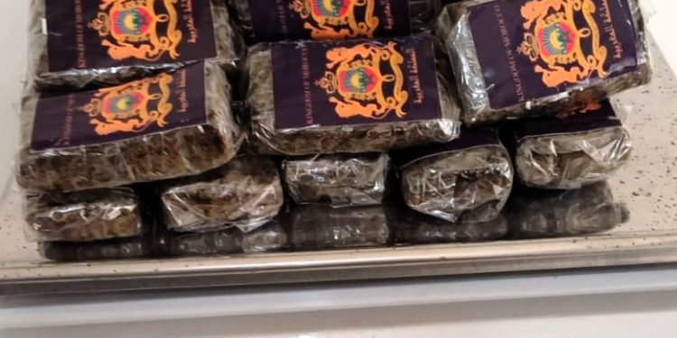 PRF localiza haxixe escondido em forro da lataria de carro na BR-101 em Paulo Lopes