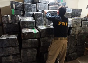 Carreta com donativos escondia 4 toneladas de maconha na BR-101 em Palhoça