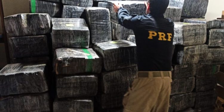 Carreta com donativos escondia 4 toneladas de maconha na BR-101 em Palhoça