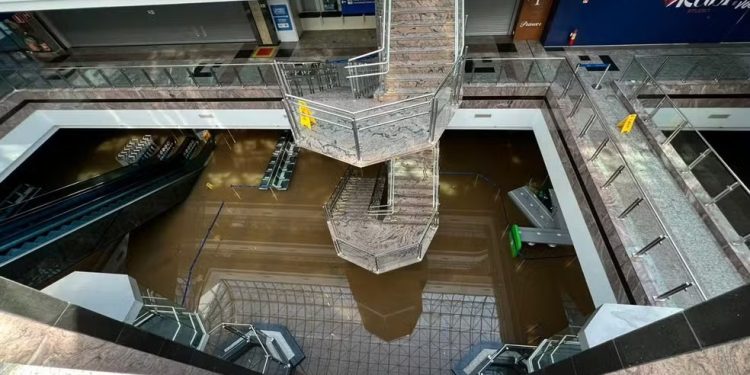 Aeroporto de Porto Alegre suspende atividades por tempo indeterminado