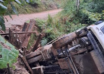 Caçamba da Prefeitura de Nova Trento cai de ponte no interior