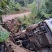 Caçamba da Prefeitura de Nova Trento cai de ponte no interior