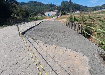 Secretaria de Obras de Nova Trento finaliza recuperação da ponte e pista no Tirol, em Claraíba