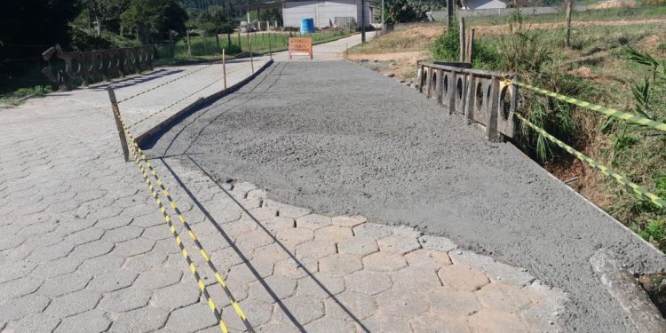 Secretaria de Obras de Nova Trento finaliza recuperação da ponte e pista no Tirol, em Claraíba