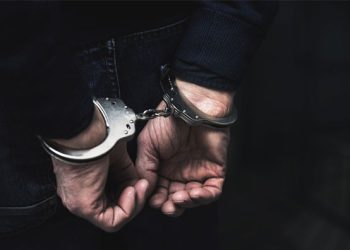 Homem com mandado de prisão por roubo e violência doméstica é preso pela Policia Militar em Canelinha