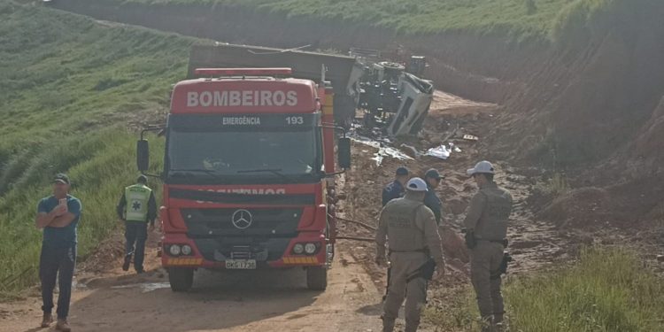 Motorista morre após tombamento de caçamba em obra de terraplanagem em Canelinha