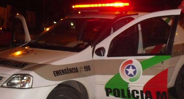 Homens armados assaltam farmácia no centro e fogem em duas bicicletas