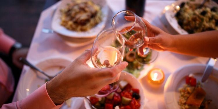 Expectativa de Aumento de 30% no Faturamento de Bares e Restaurantes de SC no Dia dos Namorados