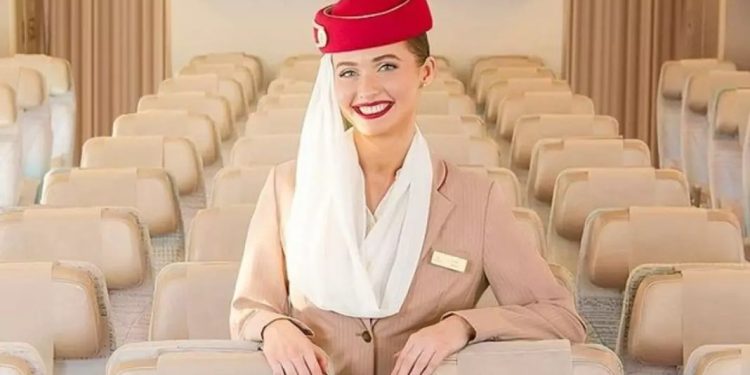 Companhia aérea Emirates realiza, em SC, seleção de comissários brasileiros