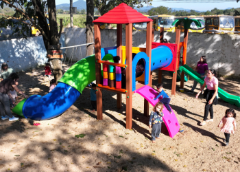 Secretaria de Educação de Canelinha inicia instalação de novos playgrounds nas creches municipais