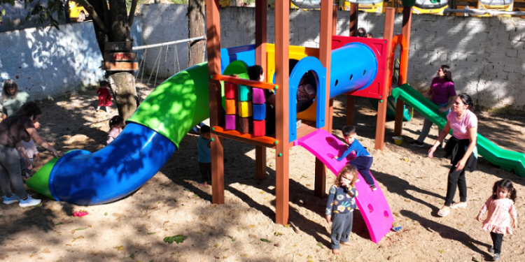 Secretaria de Educação de Canelinha inicia instalação de novos playgrounds nas creches municipais