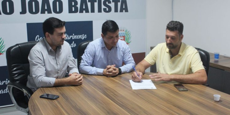 Ordem de serviço para viabilizar implantação de nova ponte no bairro Fernandes é assinada