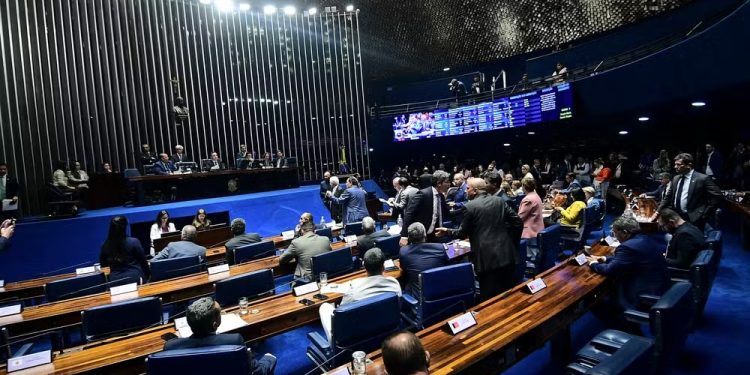 Senado Aprova Bolsa de R$ 700 para Estudantes Universitários de Baixa Renda
