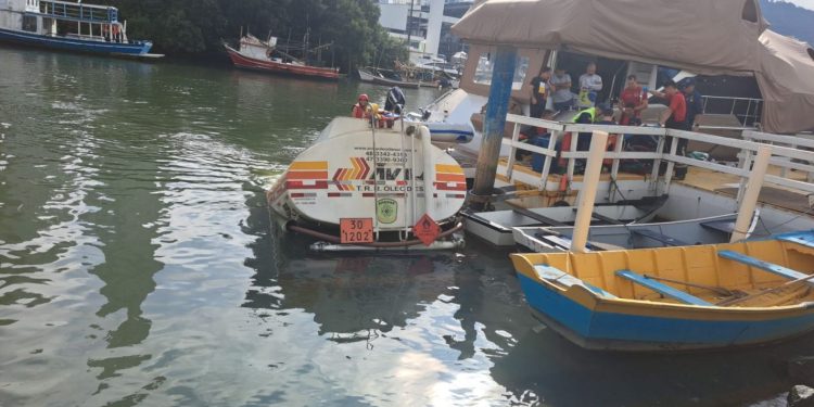 caminhoneiro morre após caminhão tanque descer a rampa da antiga balsa e ficar submerso em Balneário Camboriú