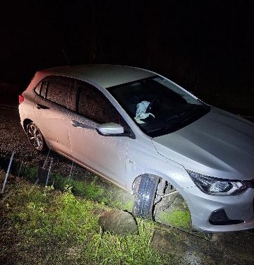 Mulher tem ferimentos leves após saída de pista no Rio do Braço