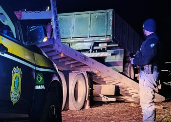 Caminhão transitando à noite apenas com luz de celular é flagrado na BR-282