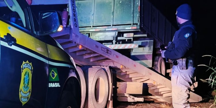 Caminhão transitando à noite apenas com luz de celular é flagrado na BR-282