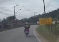 Motociclista é flagrado levando escora de madeira em Biguaçu