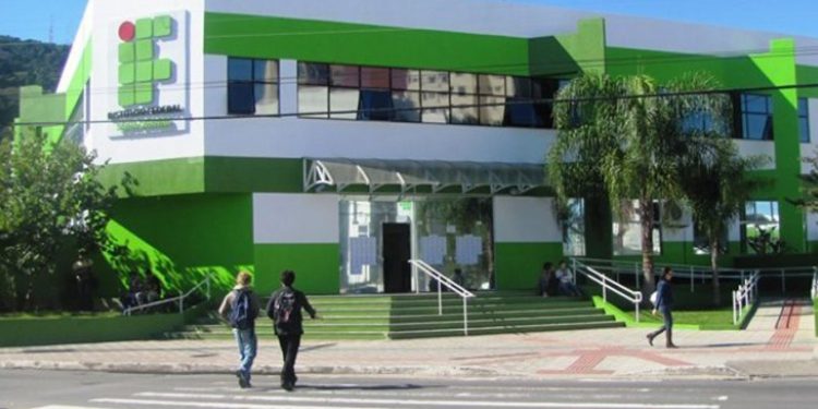 IFSC abre mais de 2 mil vagas em cursos técnicos em 15 cidades; saiba como se inscrever