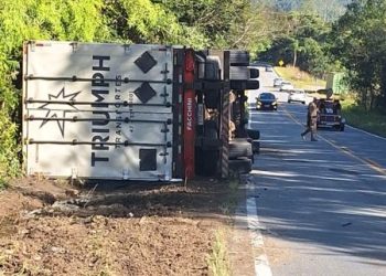 Caminhão saiu da pista e tombou na SC 108 em São João Batista