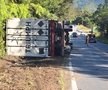 Caminhão saiu da pista e tombou na SC 108 em São João Batista