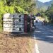 Caminhão saiu da pista e tombou na SC 108 em São João Batista