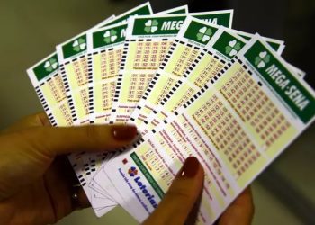 Nenhum apostador acertou as seis dezenas do concurso 2751 da Mega-Sena, e o prêmio acumulado chega a R$ 61 milhões; confira os números sorteados