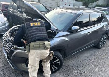 Carro roubado no RS é recuperado na BR-101 em Araquari