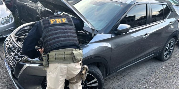 Carro roubado no RS é recuperado na BR-101 em Araquari