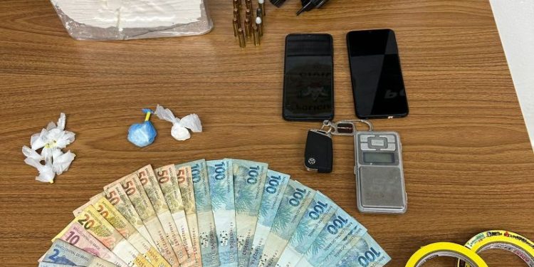Polícia Civil prende homem com 1 kg de cocaína e posse irregular de arma de fogo