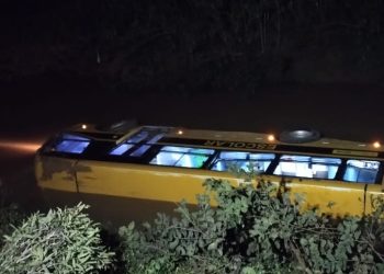 Micro-ônibus escolar cai em rio na estrada de Ribeirão Areias em Aurora