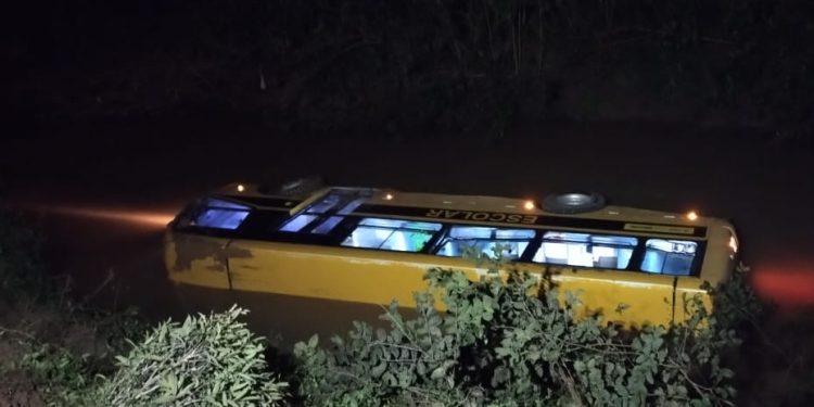 Micro-ônibus escolar cai em rio na estrada de Ribeirão Areias em Aurora