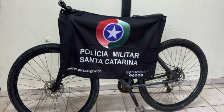 Bicicleta furtada é recuperada após vitima encontrar no estacionamento de um supermercado