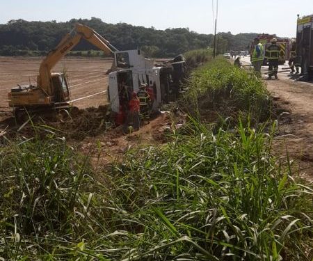 Duas pessoas morreram após carreta tombar e atingir trabalhadores na SC-108