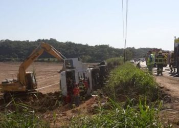 Duas pessoas morreram após carreta tombar e atingir trabalhadores na SC-108