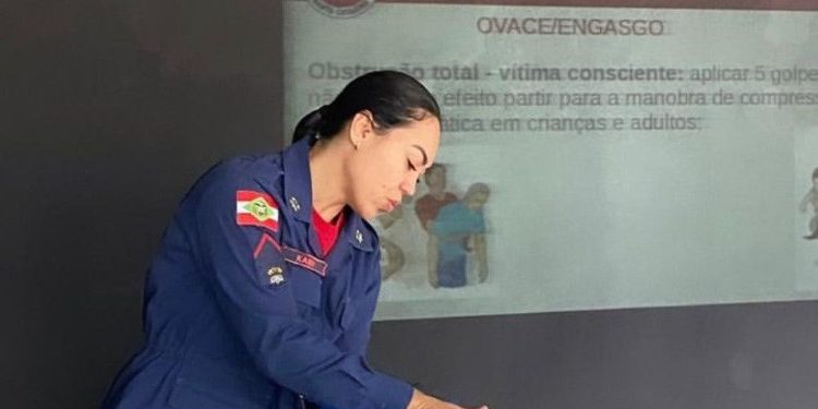 Agosto Dourado: CBMSC ensina como agir em caso de engasgamento por leite materno