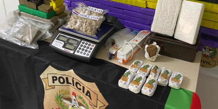 Em ação simultânea em quatro estados, PCSC e PRF prendem oito integrantes de associação especializada em tráfico interestadual de drogas