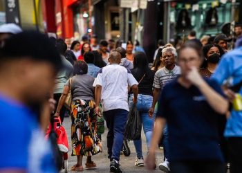 O Brasil conta com uma população de 212,5 milhões de habitantes, de acordo com dados recém-divulgados pelo Instituto Brasileiro de Geografia e Estatística (IBGE)